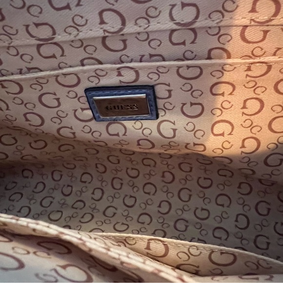 New Guess Handbag Blue/White. 2 handles. Zippered closure. Lots of pockets. - Picture 5 of 12
